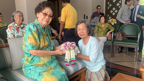 พิธีอวยพรวันคล้ายวันเกิดแด่ คุณหญิงลักขณา แสงสนิท อดีตผู้อำนวยการโรงเรียนบดินทรเดชา(สิงห์ สิงหเสนี) ครบ 88 ปี โดยผู้บริหารและตัวแทนจากโรงเรียนในเครือบดินทรเดชาและมูลนิธิต่างๆ