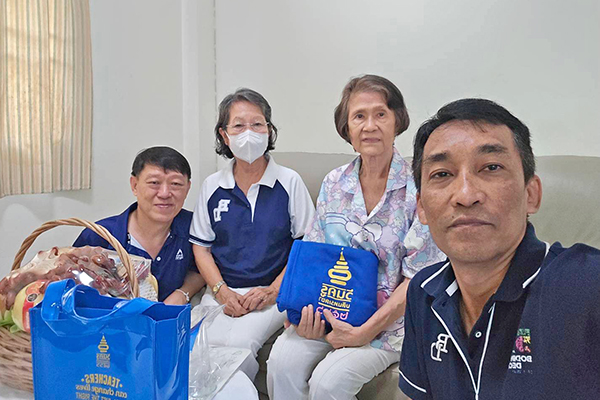 คณะโครงการเพื่อครูเก่าบดินทรเดชา เข้าเยี่ยม อาจารย์รัชนี กู้เกินพงษ์ ครูเก่าบดินทรเดชา หลังผ่าตัดน้ำคั่งในสมอง