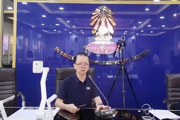 โรงเรียนบดินทรเดชายังถือว่าเป็นโรงเรียนที่ใหม่มากๆ ถนนหนทางในแถบนี้ก็ยังไม่ได้เป็นถนนคอนกรีตอย่างในปัจจุบัน