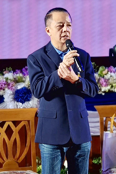 พี่ชื่อ สมนึก ศิริจรัสวงศ์ เป็นนักเรียนบดินทรเดชารุ่น 10 